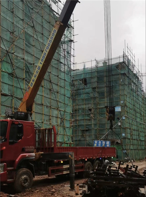 金湾区“慢工细活”—— 吊车的 “微动控制” 技术